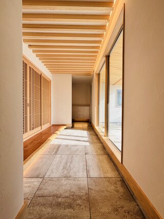 土間でつながるハイブリッド二世帯住宅